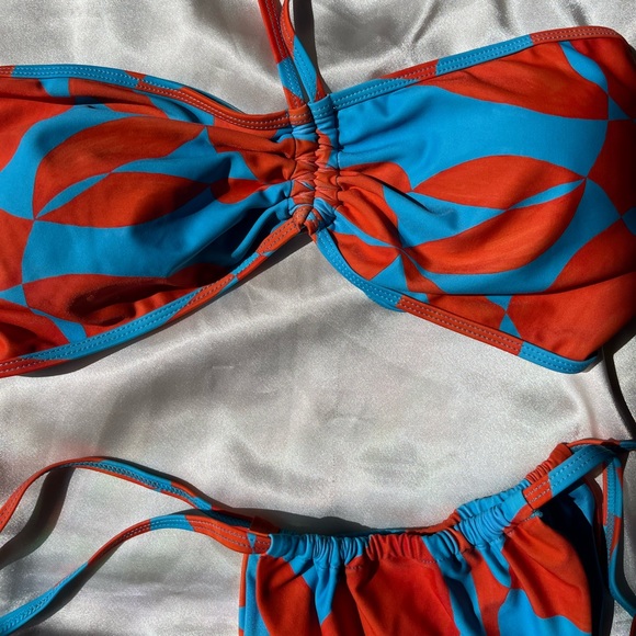 Bikini - Picture 3 of 11